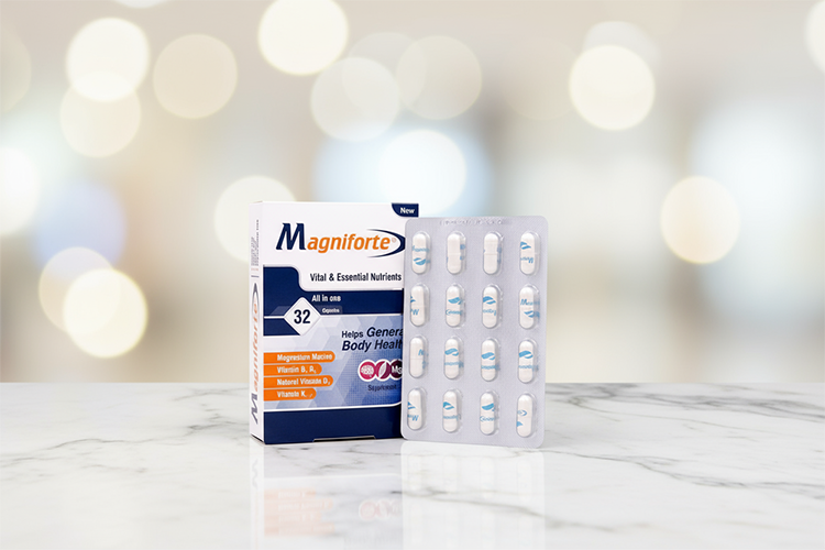 کپسول مگنیفورت در دست برای لاغری و سلامتی